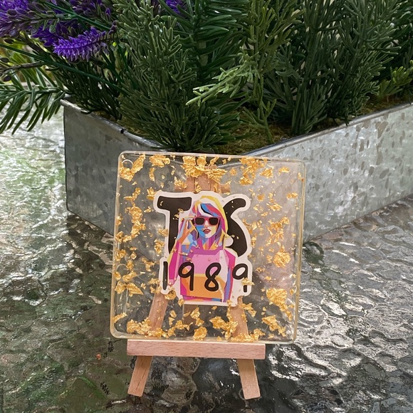 Taylor Swift 1989 Cartoon with Gold Flakes Resin Display Art & Mini Easel - Picture 6 of 17